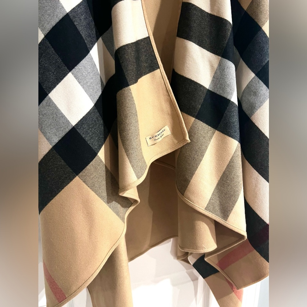 Burberry Reversible Camel Charlotte Solid Check Wool Cape - Picture 11 of 12